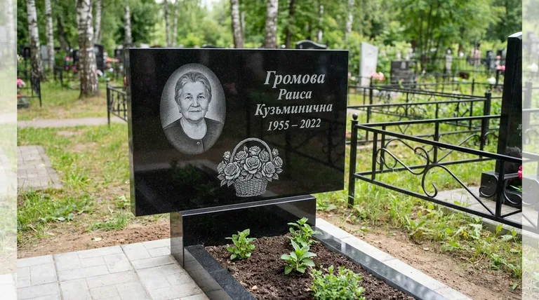 Памятник с гравировкой роз — выполненная работа «Громова» во Владивостоке