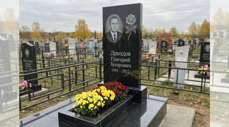 Памятник с гравировкой роз — выполненная работа «Дроздов» во Владивостоке