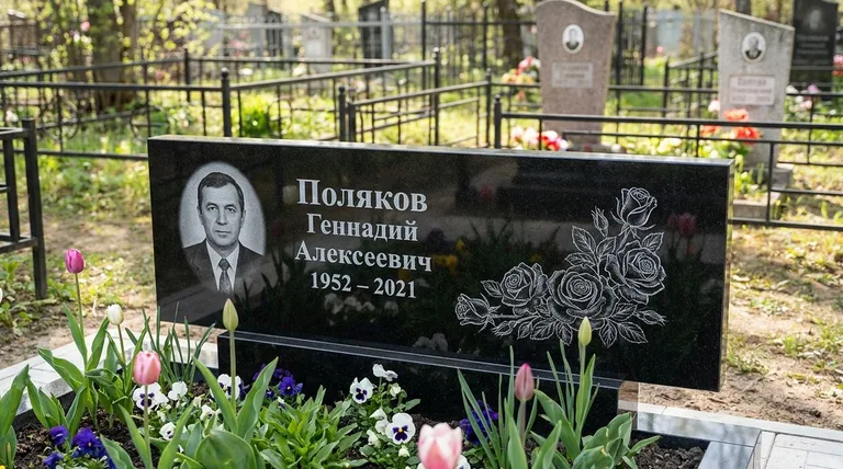 Памятник с гравировкой роз — выполненная работа «Поляков» во Владивостоке