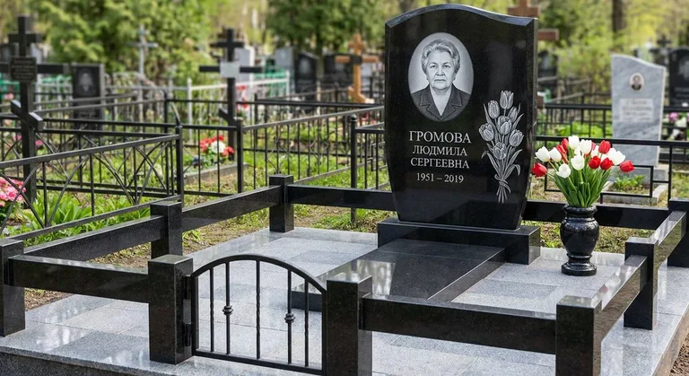 Памятник с гравировкой тюльпанов — выполненная работа «Громова» во Владивостоке
