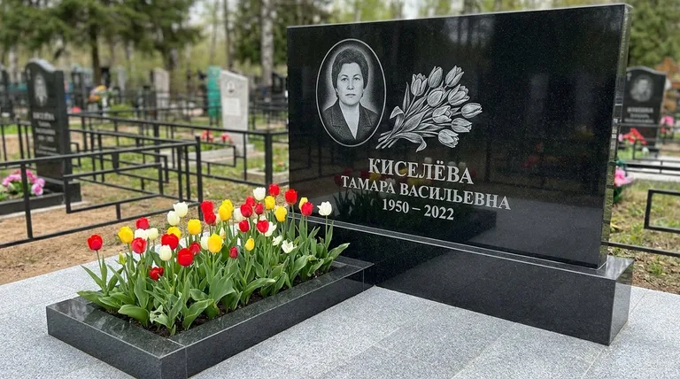 Памятник с гравировкой тюльпанов — выполненная работа «Киселёва» во Владивостоке