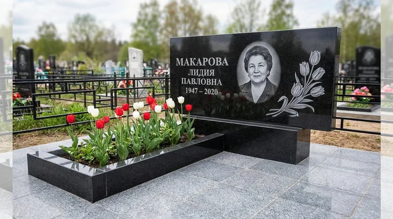 Памятник с гравировкой тюльпанов — выполненная работа «Макарова» во Владивостоке
