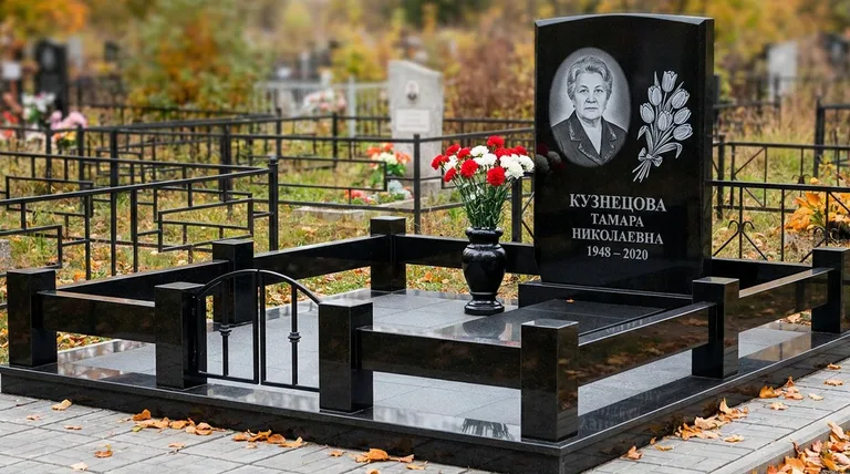 Памятник с гравировкой тюльпанов — выполненная работа «Кузнецова» во Владивостоке