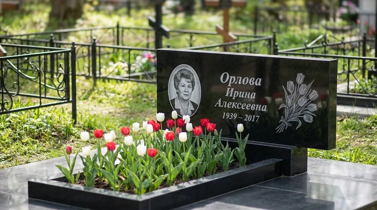 Памятник с гравировкой тюльпанов — выполненная работа «Орлова» во Владивостоке