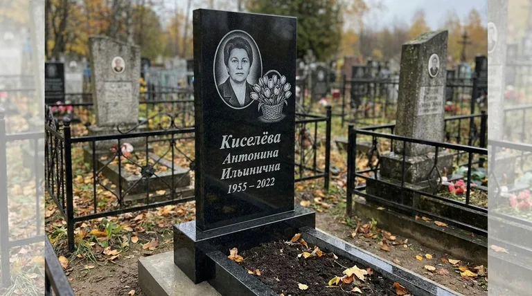 Памятник с гравировкой тюльпанов — выполненная работа «Киселёва» во Владивостоке