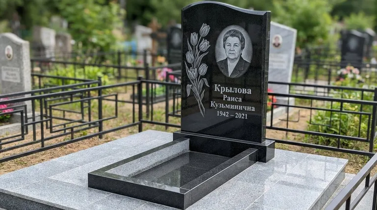 Памятник с гравировкой тюльпанов — выполненная работа «Крылова» во Владивостоке