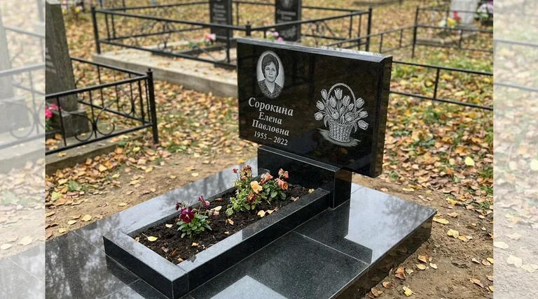 Памятник с гравировкой тюльпанов — выполненная работа «Сорокина» во Владивостоке