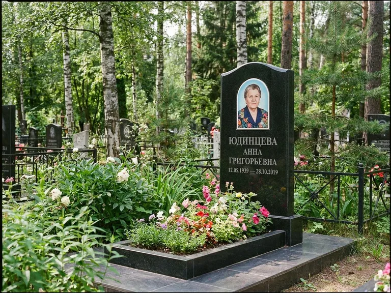 Овальный портрет на памятнике весной во Владивостоке