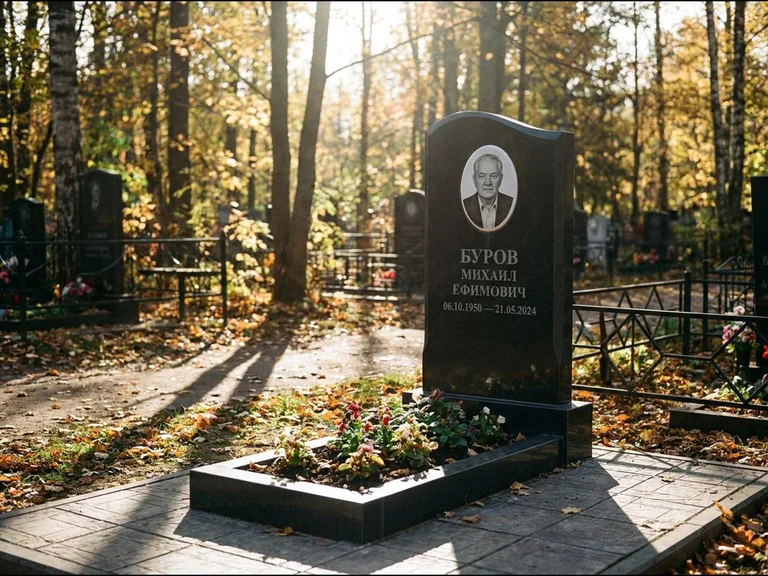 Овальный керамический портрет — установленная работа во Владивостоке
