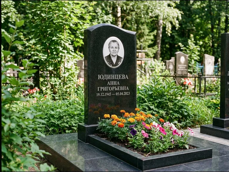 Овальный портрет на сером граните — работа «Юдинцева» во Владивостоке