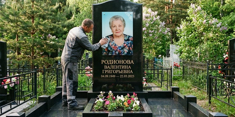 Фотокерамика и печать фото на памятник во Владивостоке — мастер устанавливает цветной портрет на стекле на гранитный памятник