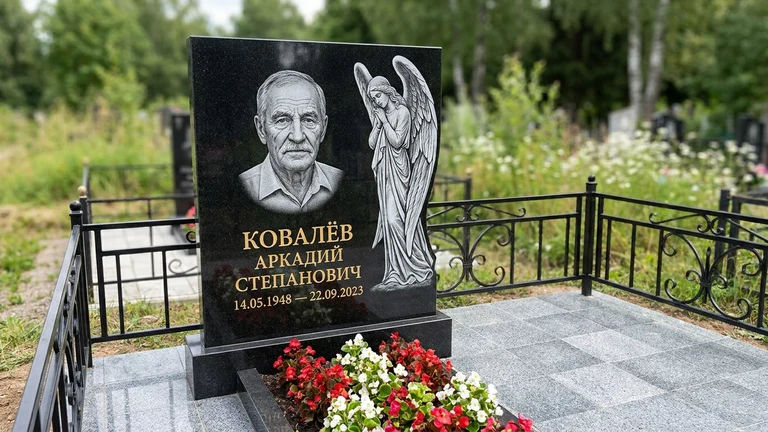 Гравировка ангела на памятник во Владивостоке — памятник из чёрного гранита с гравировкой