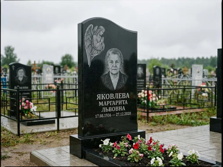 Памятник с гравировкой ангела — гравировка молящегося ангела в верхней части стелы, работа «Яковлева» во Владивостоке