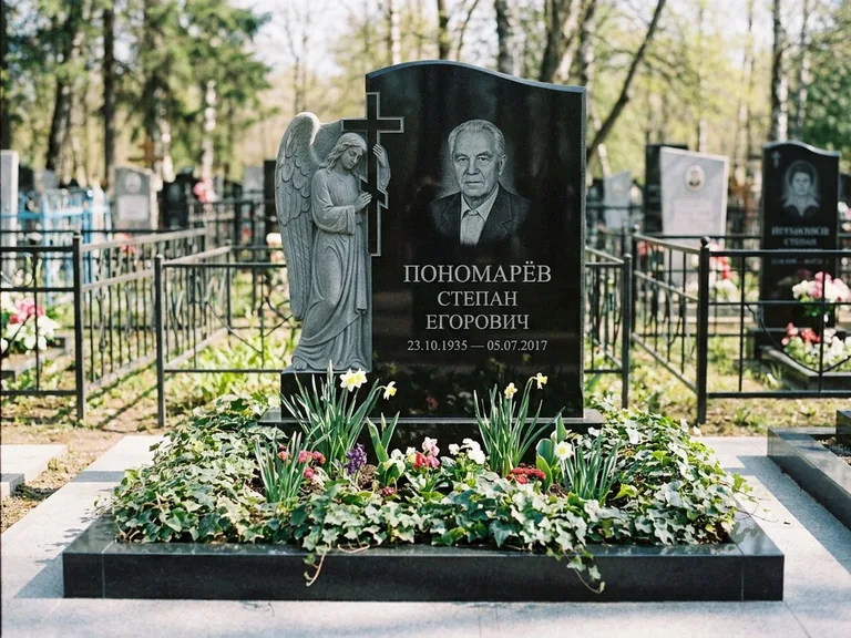 Памятник с гравировкой ангела — гравировка ангела с крестом рядом с эпитафией, работа «Пономарёв» во Владивостоке