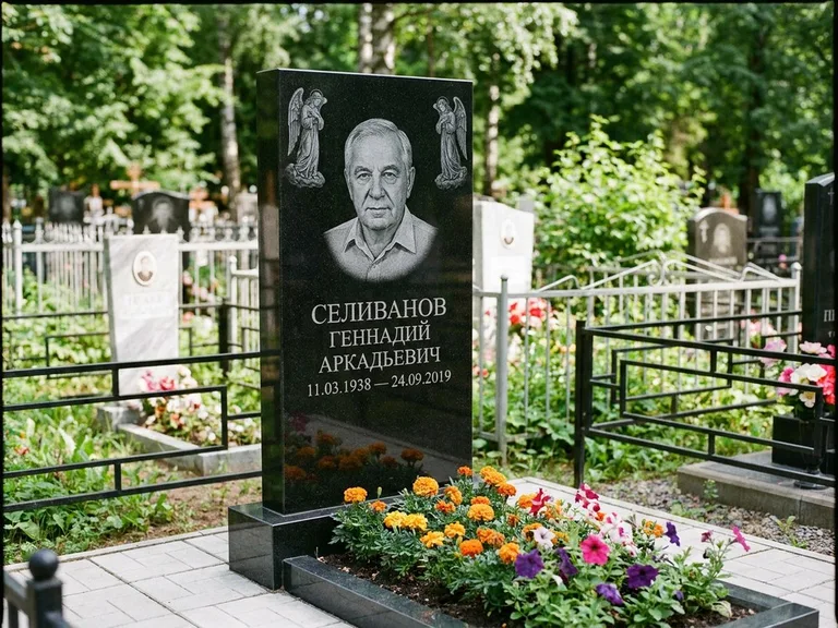 Памятник с гравировкой ангела — гравировка двух ангелов по сторонам портрета, работа «Селиванов» во Владивостоке