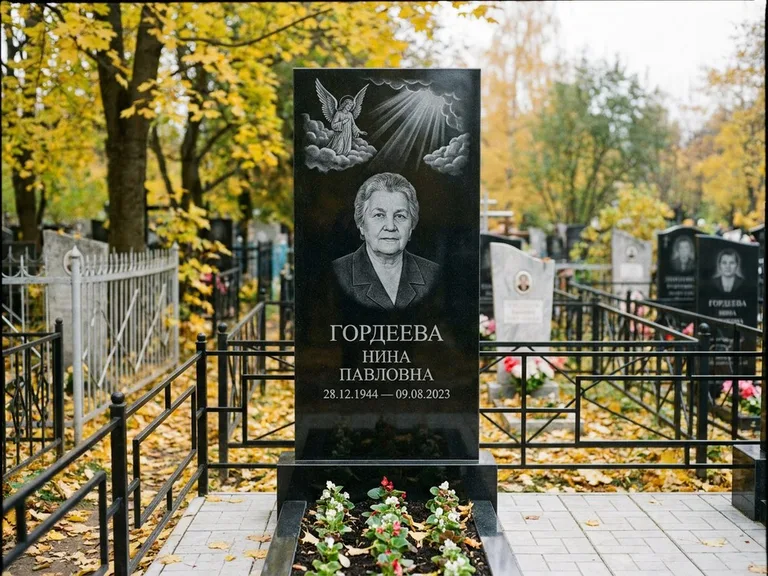 Памятник с гравировкой ангела — гравировка ангела в облаках с лучами над портретом, работа «Гордеева» во Владивостоке