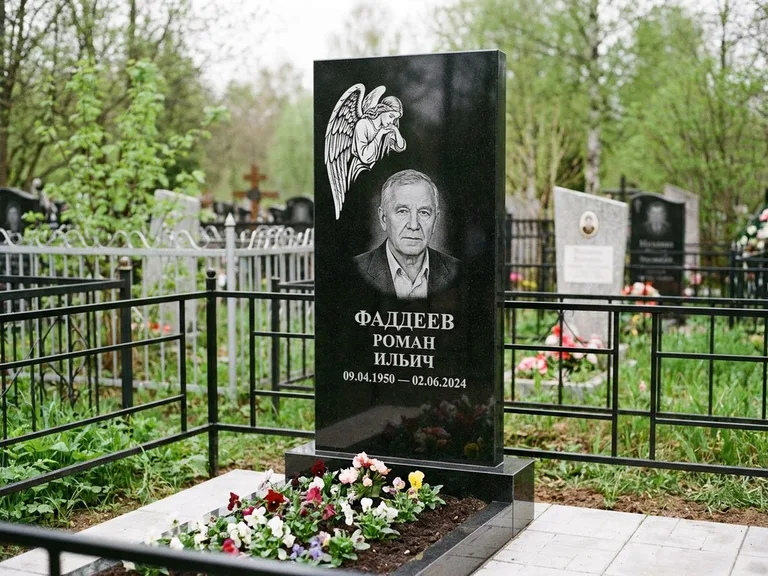 Памятник с гравировкой ангела — белая гравировка скорбящего ангела над портретом, работа «Фаддеев» во Владивостоке