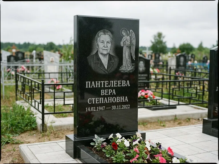 Памятник с гравировкой ангела — гравировка ангела-хранителя сбоку от портрета, работа «Пантелеева» во Владивостоке