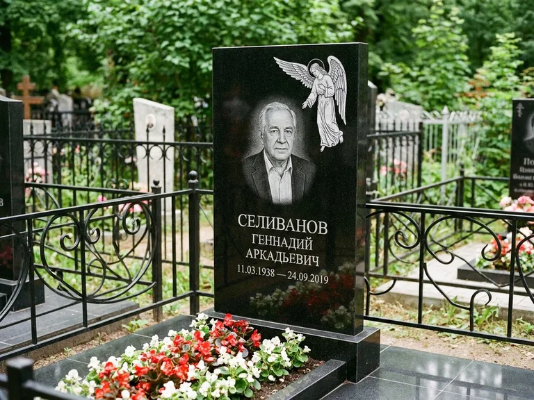 Памятник с гравировкой ангела — белая гравировка скорбящего ангела над портретом, работа «Селиванов» во Владивостоке
