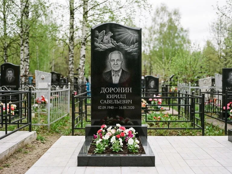 Памятник с гравировкой ангела — гравировка ангела в облаках с лучами над портретом, работа «Доронин» во Владивостоке