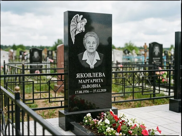 Памятник с гравировкой ангела — белая гравировка скорбящего ангела над портретом, работа «Яковлева» во Владивостоке