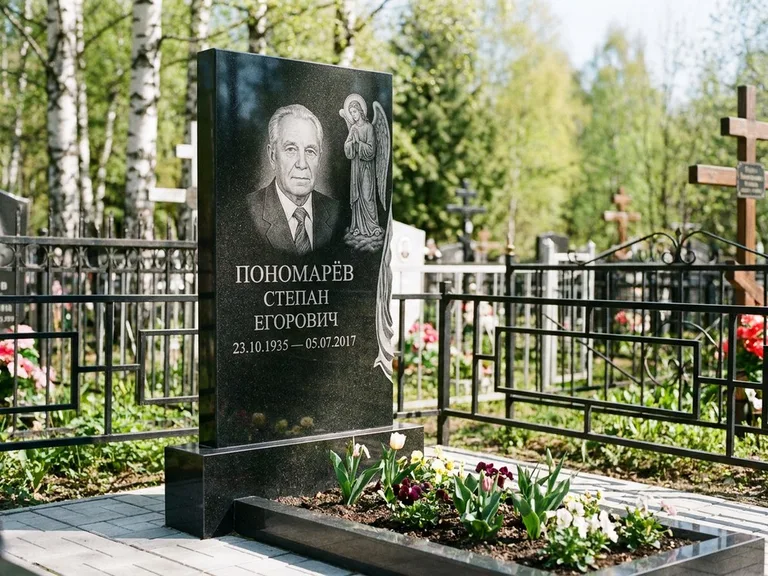 Памятник с гравировкой ангела — гравировка ангела-хранителя сбоку от портрета, работа «Пономарёв» во Владивостоке