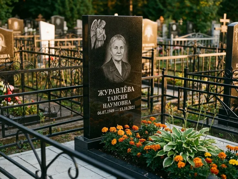 Памятник с гравировкой ангела — гравировка молящегося ангела в верхней части стелы, работа «Журавлёва» во Владивостоке