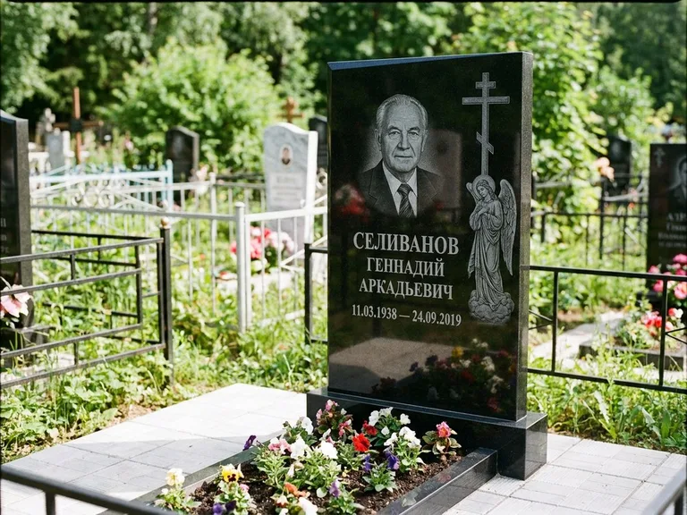 Памятник с гравировкой ангела — гравировка ангела с крестом рядом с эпитафией, работа «Селиванов» во Владивостоке