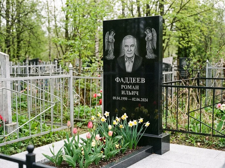 Памятник с гравировкой ангела — гравировка двух ангелов по сторонам портрета, работа «Фаддеев» во Владивостоке