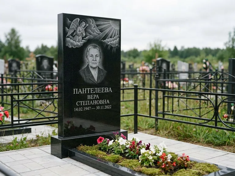 Памятник с гравировкой ангела — гравировка ангела в облаках с лучами над портретом, работа «Пантелеева» во Владивостоке