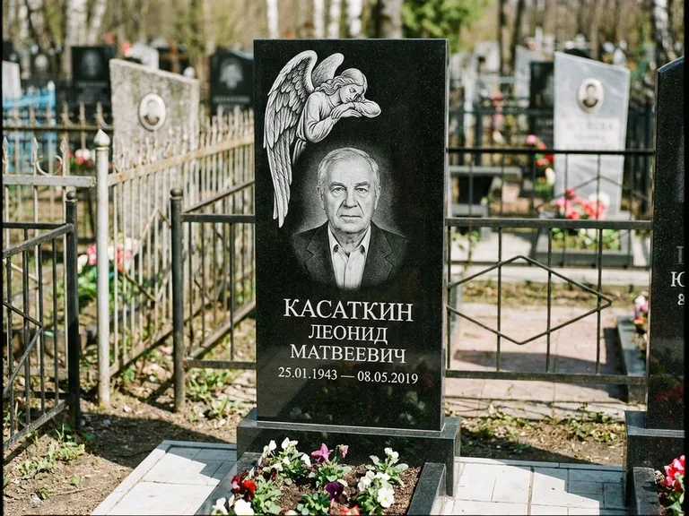 Памятник с гравировкой ангела — белая гравировка скорбящего ангела над портретом, работа «Касаткин» во Владивостоке