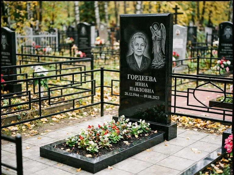 Памятник с гравировкой ангела — гравировка ангела-хранителя сбоку от портрета, работа «Гордеева» во Владивостоке