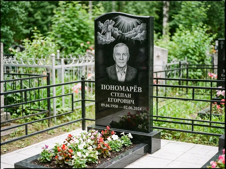 Памятник с гравировкой ангела — гравировка ангела-хранителя сбоку от портрета, работа «Лобанова» во Владивостоке