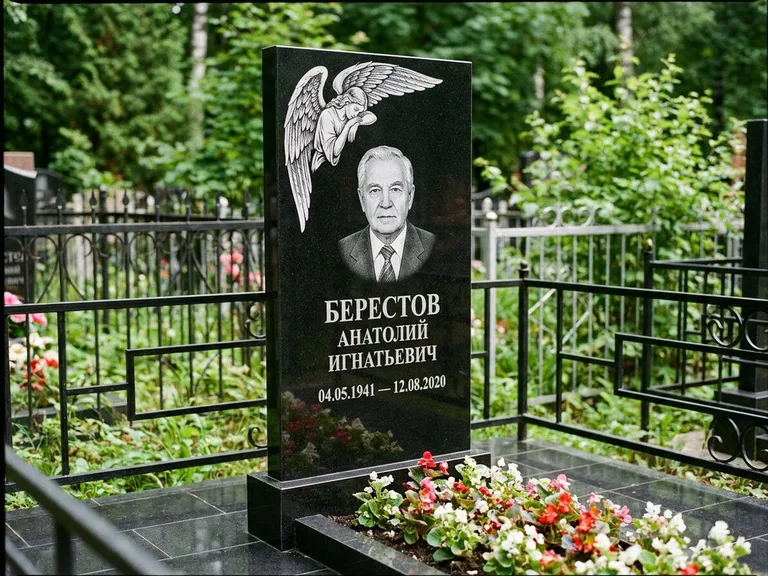 Памятник с гравировкой ангела — гравировка молящегося ангела в верхней части стелы, работа «Свиридов» во Владивостоке