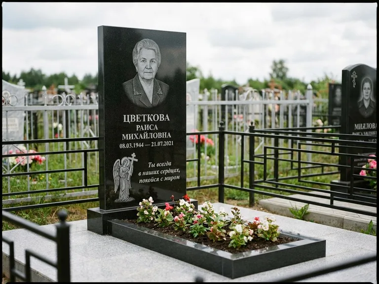 Памятник с гравировкой ангела — гравировка двух ангелов по сторонам портрета, работа «Яковлева» во Владивостоке
