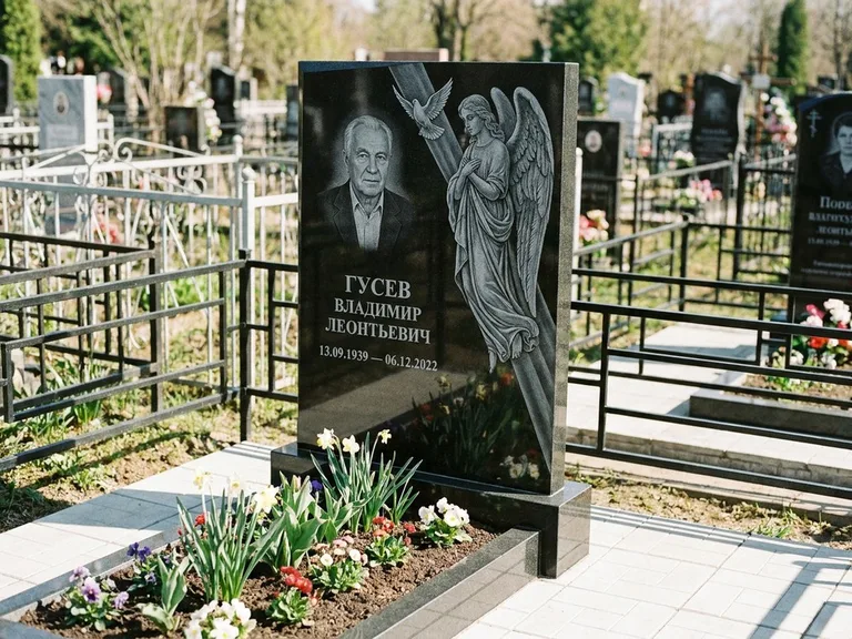 Памятник с гравировкой ангела — гравировка ангела в облаках с лучами над портретом, работа «Пономарёв» во Владивостоке