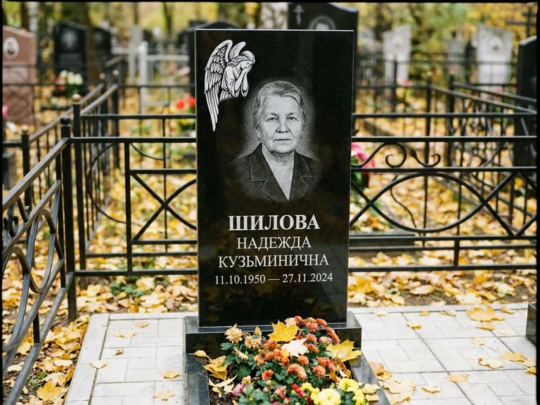 Памятник с гравировкой ангела — гравировка молящегося ангела в верхней части стелы, работа «Гордеева» во Владивостоке