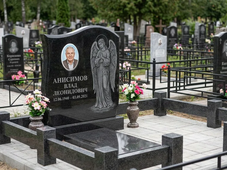Памятник с гравировкой ангела — белая гравировка скорбящего ангела над портретом, работа «Свиридов» во Владивостоке