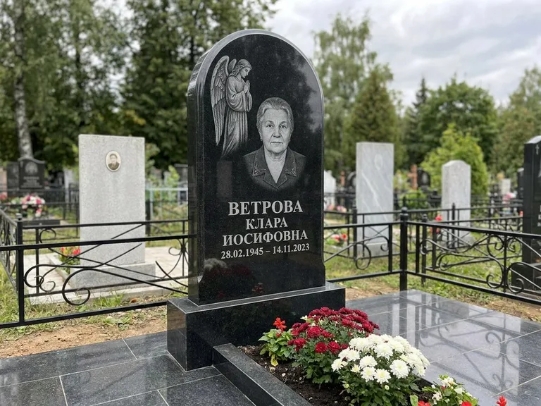 Памятник с гравировкой ангела — гравировка ангела-хранителя сбоку от портрета, работа «Игнатова» во Владивостоке
