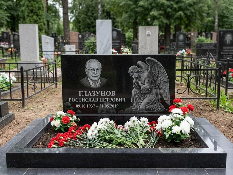 Памятник с гравировкой ангела — гравировка молящегося ангела в верхней части стелы, работа «Доронин» во Владивостоке