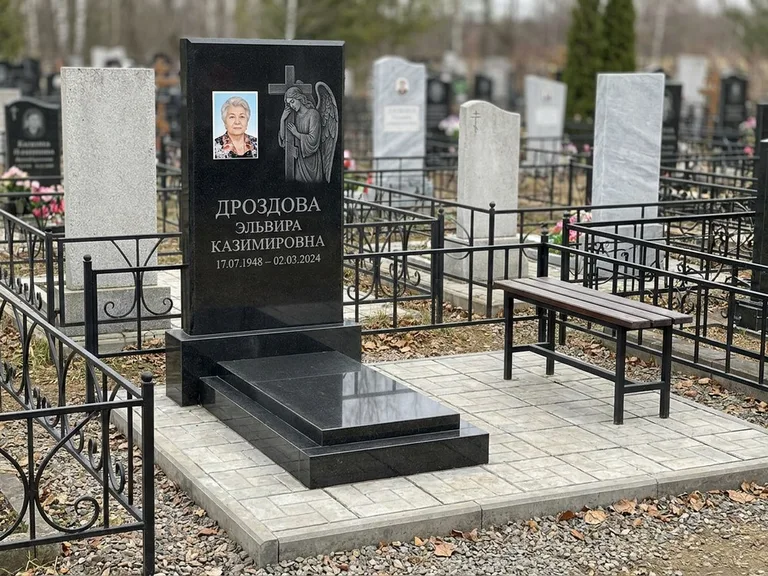 Памятник с гравировкой ангела — гравировка ангела с крестом рядом с эпитафией, работа «Яковлева» во Владивостоке