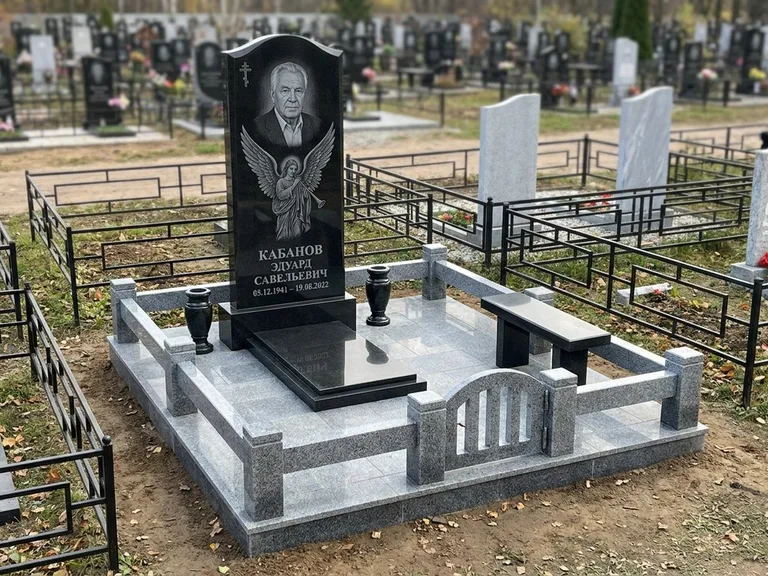Памятник с гравировкой ангела — гравировка ангела с голубем по диагонали стелы, работа «Пономарёв» во Владивостоке