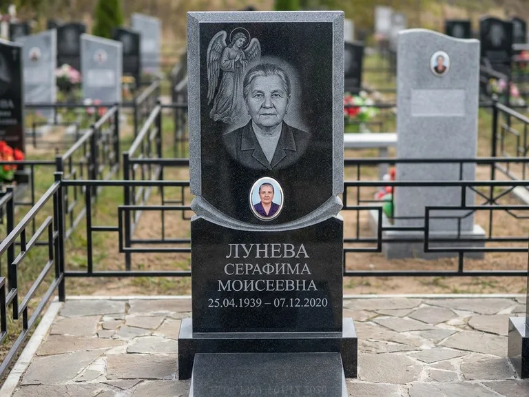 Памятник с гравировкой ангела — гравировка двух ангелов по сторонам портрета, работа «Журавлёва» во Владивостоке