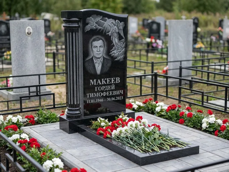 Памятник с гравировкой ангела — гравировка ангела в облаках с лучами над портретом, работа «Селиванов» во Владивостоке