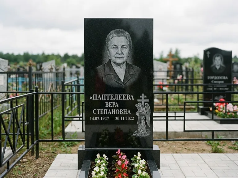 Памятник с гравировкой ангела — гравировка ангела с крестом рядом с эпитафией, работа «Пантелеева» во Владивостоке