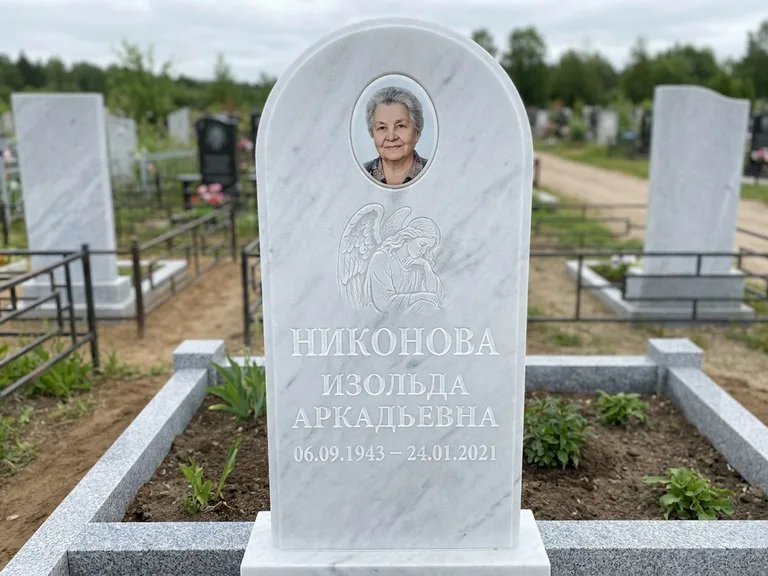Памятник с гравировкой ангела — белая гравировка скорбящего ангела над портретом, работа «Гордеева» во Владивостоке
