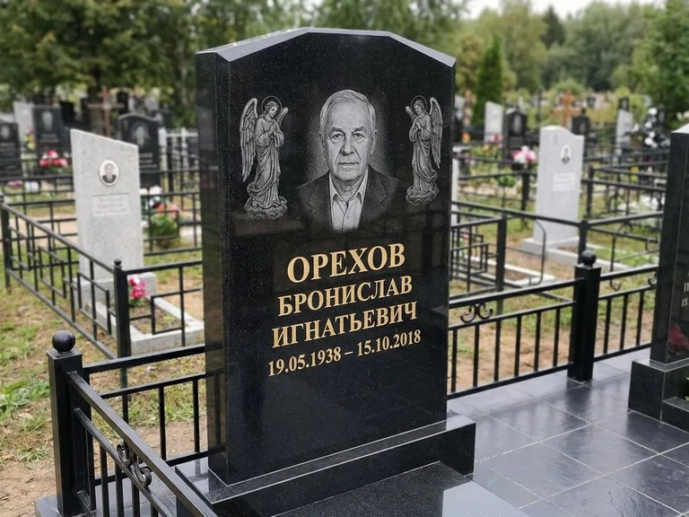 Памятник с гравировкой ангела — гравировка ангела-хранителя сбоку от портрета, работа «Фаддеев» во Владивостоке