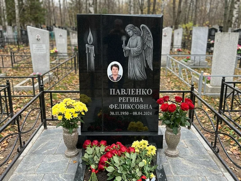 Памятник с гравировкой ангела — гравировка молящегося ангела в верхней части стелы, работа «Пантелеева» во Владивостоке