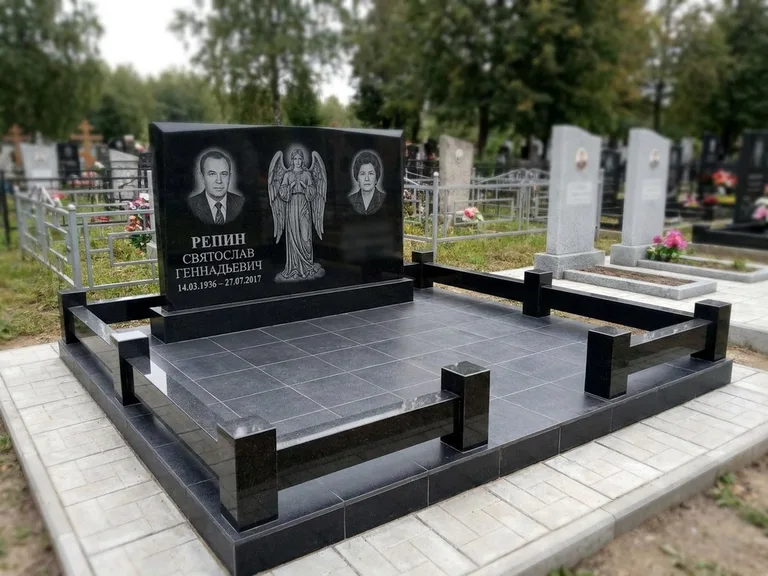 Памятник с гравировкой ангела — гравировка ангела с крестом рядом с эпитафией, работа «Касаткин» во Владивостоке