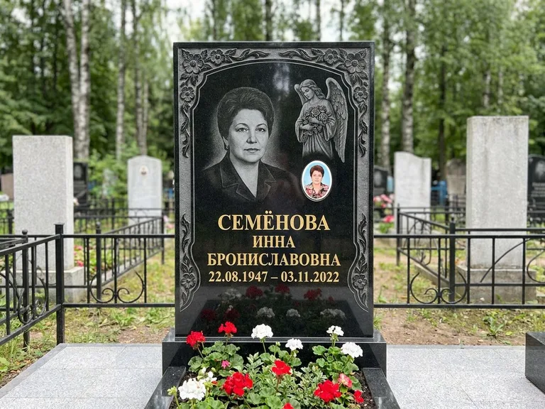 Памятник с гравировкой ангела — гравировка ангела с голубем по диагонали стелы, работа «Лобанова» во Владивостоке